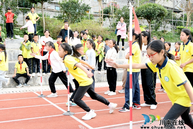 学生迎面接力赛.jpg