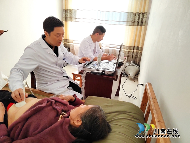 杨其辉为红兴村村民做超声检查.jpg