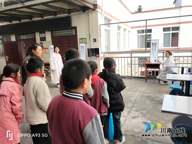 纳溪区龙车镇中心小学开展学生视力检测活动