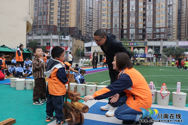 观看幼儿自主游戏.JPG