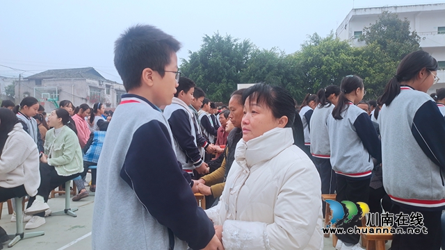 纳溪丰乐中学开展家长会暨感恩励志主题教育演讲(图3) IMG_20231124_094133.jpg