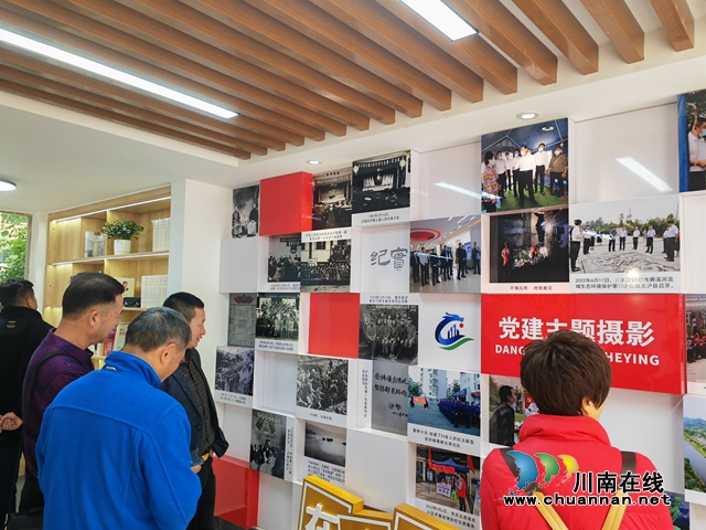 参观党建主题摄影（曾佐然摄）.jpg