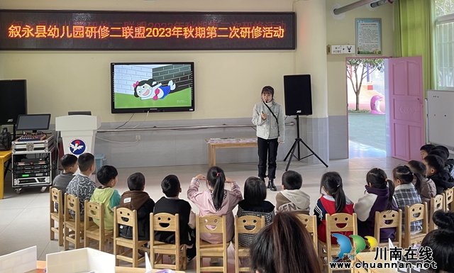 4.教师讲解绘本故事.JPG