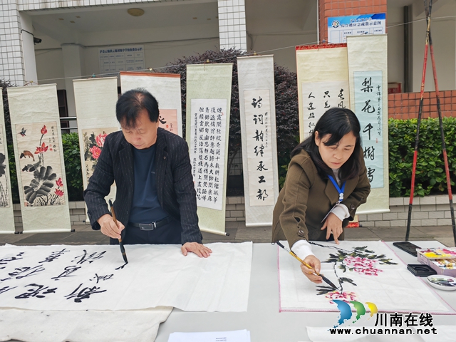 现场为学校创作书法绘画作品1（曾佐然摄）.jpg