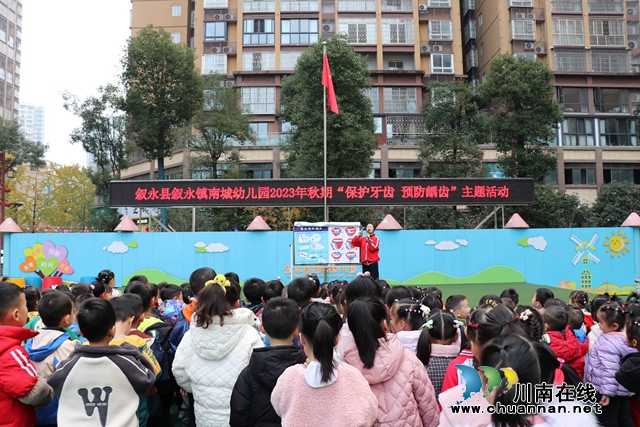 教师演示刷牙方法（陈聪蓉）.JPG
