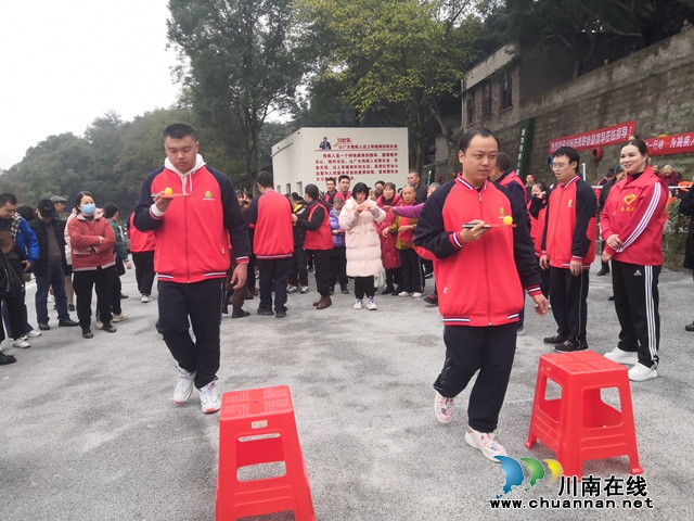 江阳区残疾人之家在“国际残疾人日”开展系列趣味活动(图2) 乒乓球运输.jpg