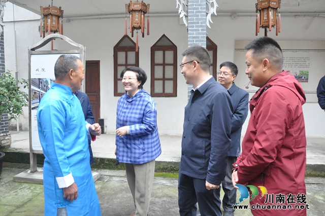 《人民文学》泸州行纪实采风活动走进泸县(图2) 作家们在屈氏庄园采风(孙尚暄摄).jpg