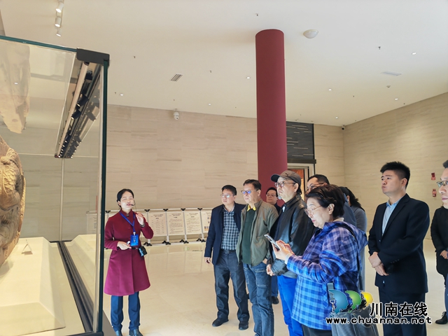 《人民文学》泸州行纪实采风活动走进泸县(图3) 作家们在宋代石刻博物馆采风1(曾佐然摄).jpg
