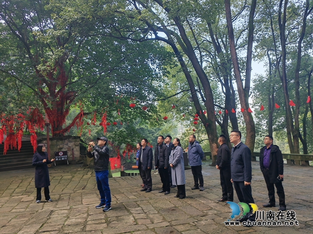 《人民文学》泸州行纪实采风活动走进泸县(图4) 作家们在玉蟾山采风(曾佐然摄).jpg