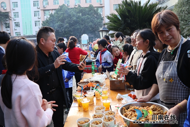万书记买美食.JPG