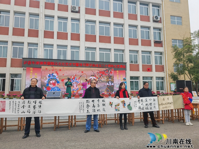泸县牛滩镇举办首届群众文化艺术节暨牛滩诗书画学会成立20周年活动(图5) 现场诗书画创作(曾佐然摄).jpg
