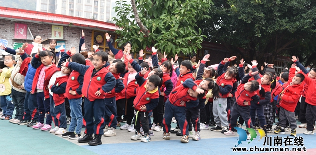 4.幼儿跟做运动.JPG