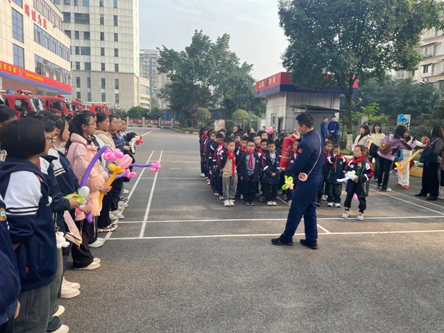 “奇妙体验 走进消防站”——泸州十八中学校参观消防站活动(图2) 微信图片_20231215111152.jpg