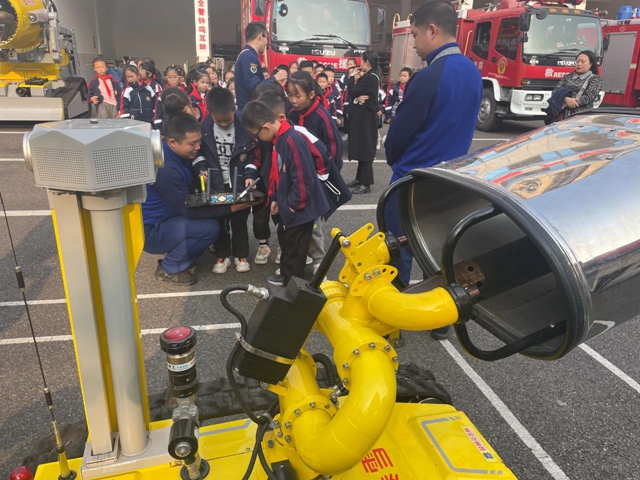 “奇妙体验 走进消防站”——泸州十八中学校参观消防站活动(图3) 微信图片_20231215111157.jpg