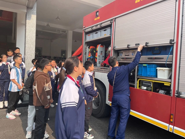 “奇妙体验 走进消防站”——泸州十八中学校参观消防站活动(图5) 微信图片_20231215111331.jpg