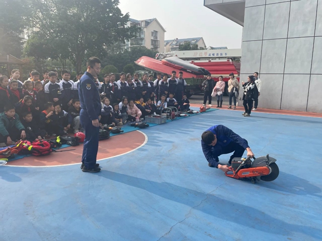 “奇妙体验 走进消防站”——泸州十八中学校参观消防站活动(图7) 微信图片_20231215111343.jpg