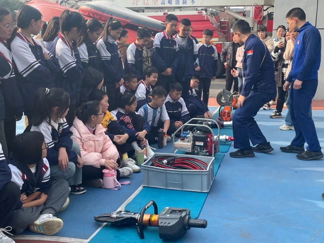 “奇妙体验 走进消防站”——泸州十八中学校参观消防站活动(图8) 微信图片_20231215111348.jpg