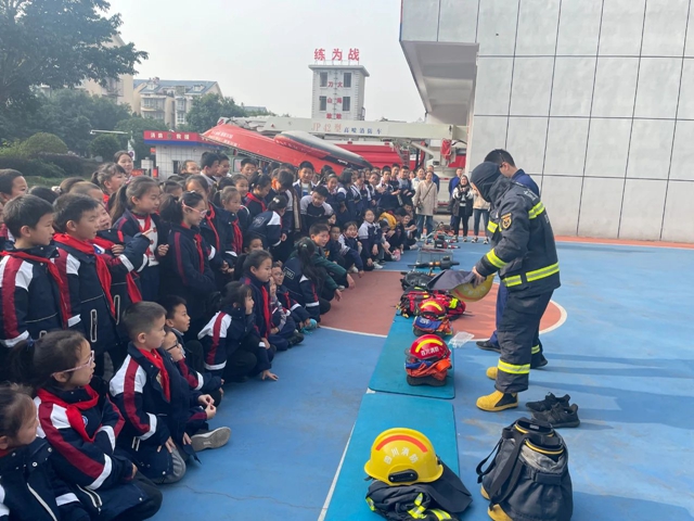 “奇妙体验 走进消防站”——泸州十八中学校参观消防站活动(图9) 微信图片_20231215111354.jpg