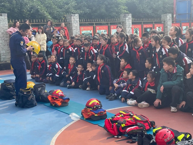 “奇妙体验 走进消防站”——泸州十八中学校参观消防站活动(图10) 微信图片_20231215111358.jpg