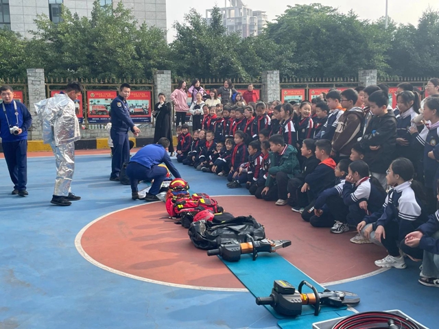 “奇妙体验 走进消防站”——泸州十八中学校参观消防站活动(图12) 微信图片_20231215111501.jpg