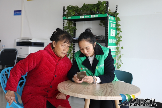 王敏在帮老人们网购下单。.JPG