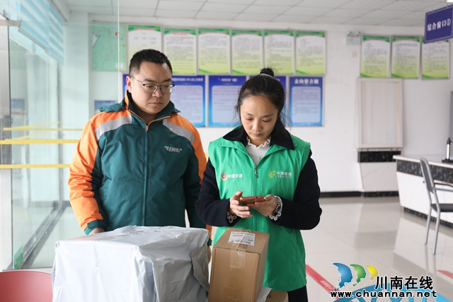 在泸州市龙马潭区金龙镇雪螺村党群服务中心，村邮员王敏正忙着给村民查询刚寄来的包裹。.JPG