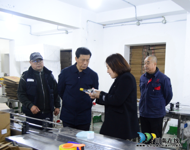 杨健查看生产车间情况.png