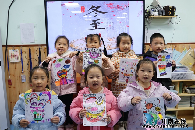 幼儿展示绘画作品（陈聪蓉）.JPG