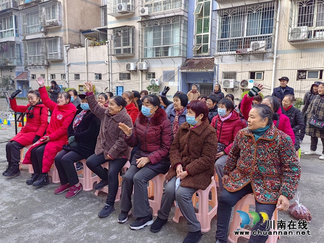 泸县玉蟾街道开展“珍爱生命•法治先行”趣味游园会活动