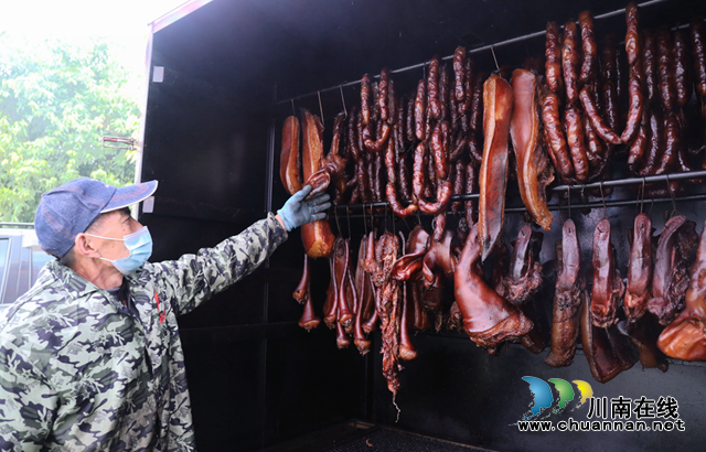龙马潭区鱼塘街道：腊肉集中熏制点 守住年味又安全