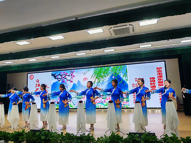 nEO_IMG_泸州一中学生表演《四川清音》（曾佐然摄）.jpg