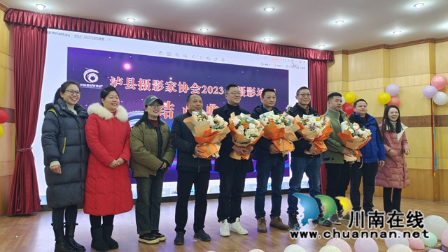 为老师献花（黄蓉摄）.jpg