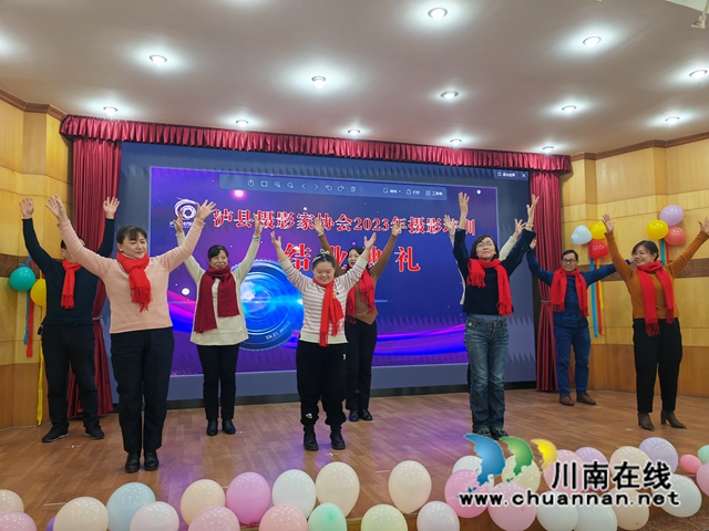 手语舞表演（曾佐然摄）.jpg
