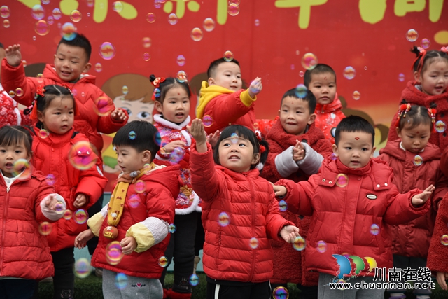 2.幼儿表演.JPG