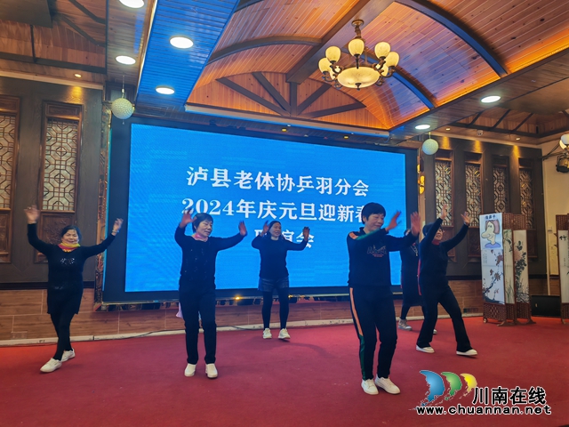 广场舞表演（曾佐然摄）.jpg