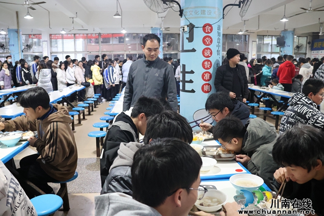 2王校关心学生就餐.JPG