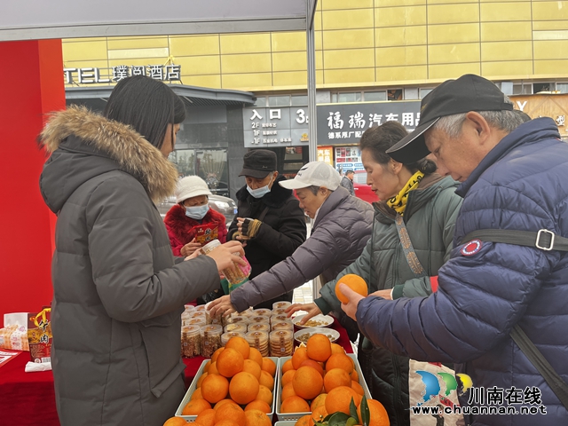 向群众介绍板鸭等农产品.jpg