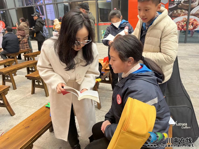 工作人员向青少年宣传法律知识.jpg