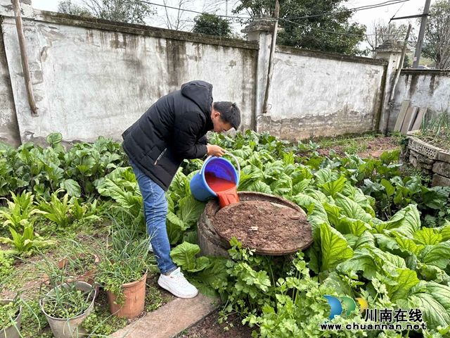 华宜社区再次到望江苑小区查看污水排放情况3.jpg