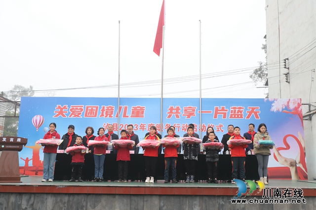 仪式活动上受助学生留影1.JPG