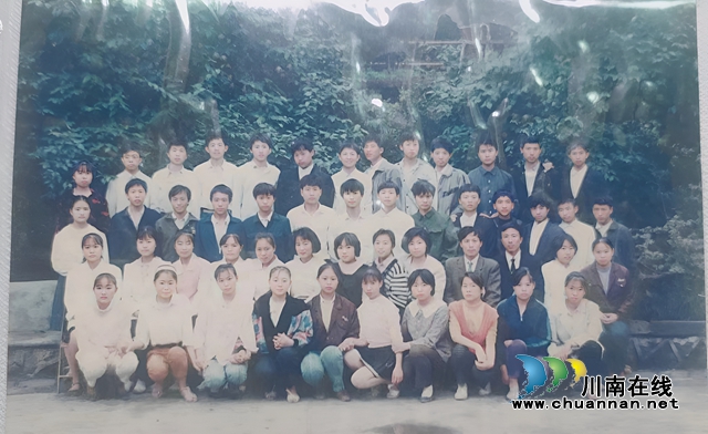 车锡培与毕业生合影旧照（钟晓洁摄）.jpg