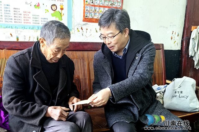 慰问贫困户.jpg