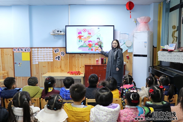 教师引导幼儿看图判断对错（陈聪蓉）.JPG