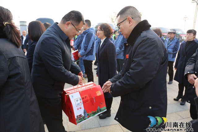 慰问返乡农民工（郭松平摄）.JPG