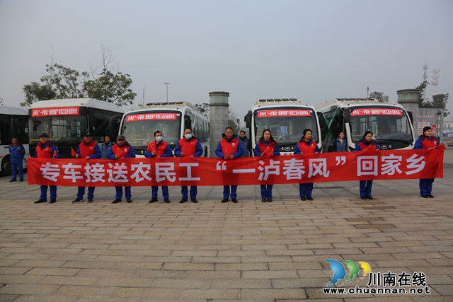 专车接送农民工回家（郭松平摄）.JPG