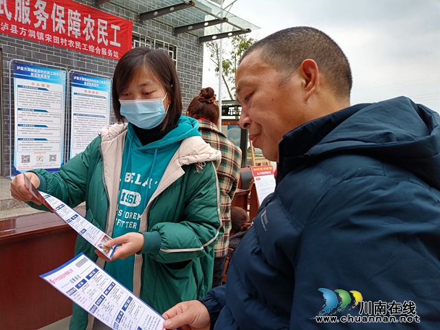 企业代表向求职者讲解岗位供需情况.jpg