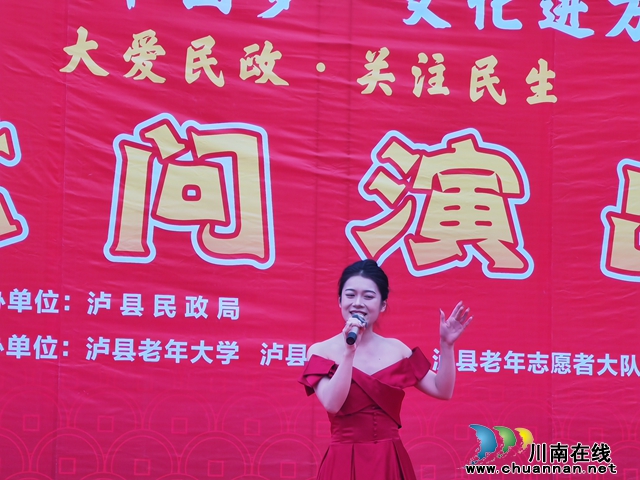 独唱《我唱喜庆的日子》（曾佐然摄）.jpg