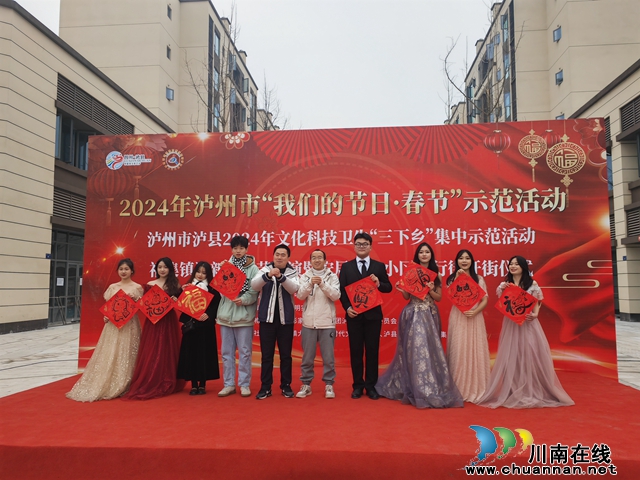 返乡大学生为乡亲们送祝福（曾佐然摄）.jpg