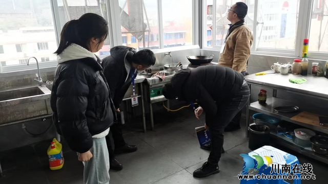宾馆检查燃气安全.jpg