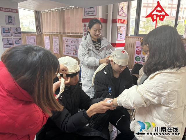 急救现场体验（谯霞摄）.jpg